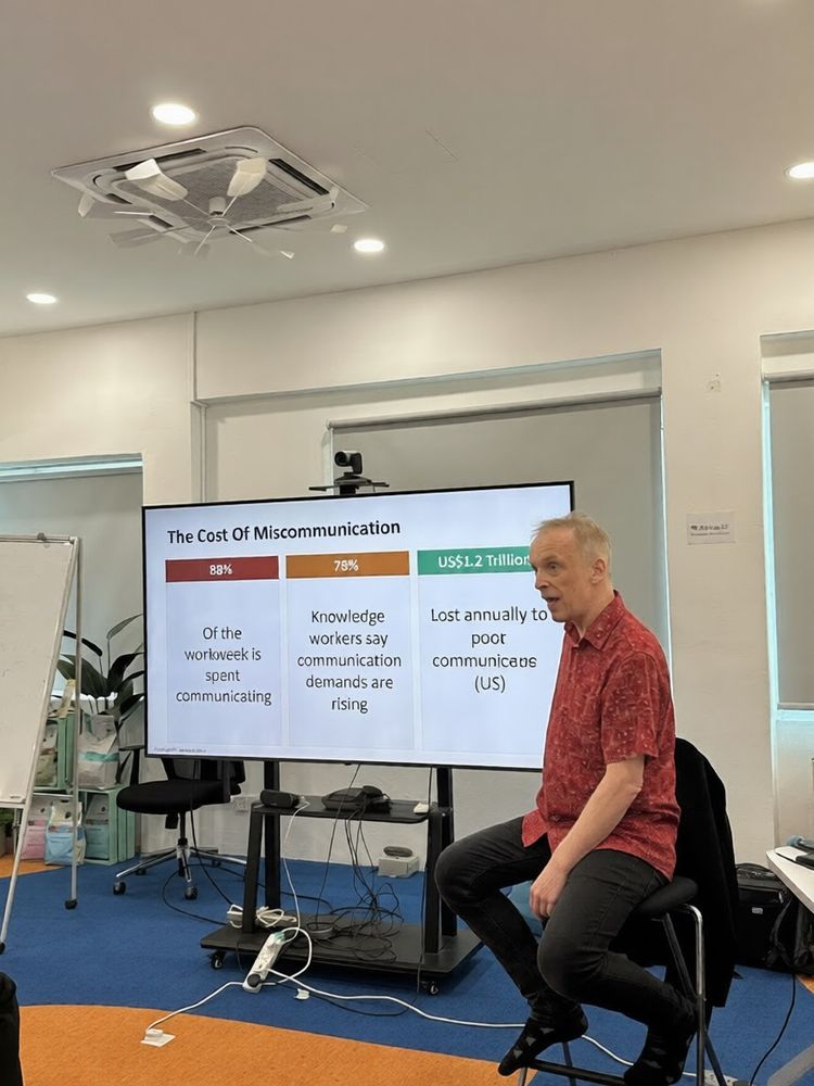 Andreas Dorn presenting communication training content