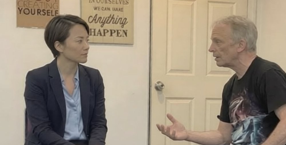 Andreas Dorn coaching a participant one-on-one